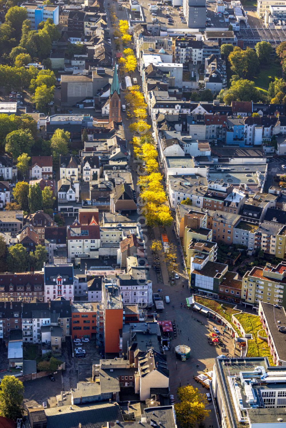 Herne from the bird's eye view: Autumnal discolored vegetation view city view on down town along the Bahnhofstrasse in Herne at Ruhrgebiet in the state North Rhine-Westphalia, Germany