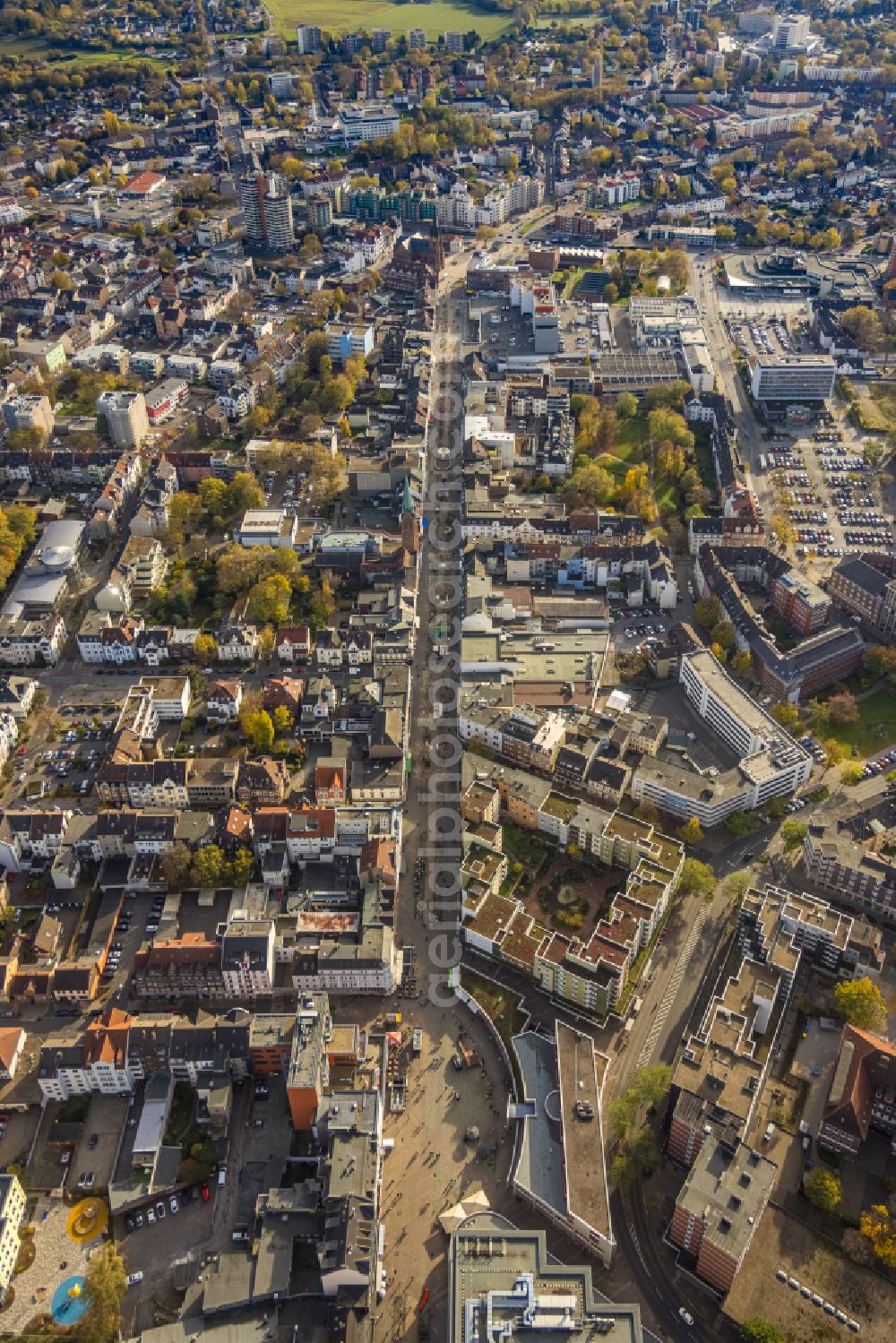 Aerial photograph Herne - Autumnal discolored vegetation view city view on down town along the Bahnhofstrasse in Herne at Ruhrgebiet in the state North Rhine-Westphalia, Germany