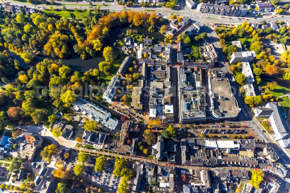 Moers from the bird's eye view: Autumnal discolored vegetation view city view on down town along the Neustrasse in Moers in the state North Rhine-Westphalia, Germany