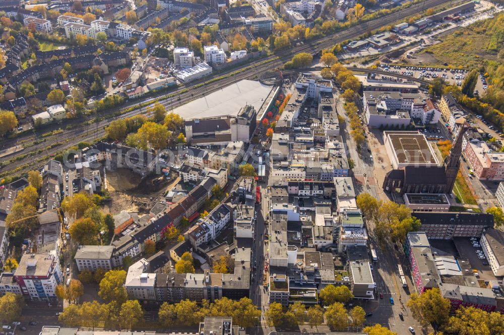 Aerial image Bochum - Autumnal discolored vegetation view city view on down town along the Viktoriastrasse in the district Innenstadt in Bochum at Ruhrgebiet in the state North Rhine-Westphalia, Germany