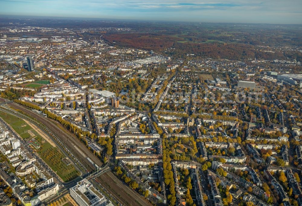 Aerial photograph Düsseldorf - Autumnal discolored vegetation view in the city view of downtown area in Duesseldorf in the state North Rhine-Westphalia, Germany