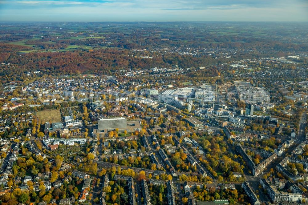 Düsseldorf from above - Autumnal discolored vegetation view in the city view of downtown area in Duesseldorf in the state North Rhine-Westphalia, Germany