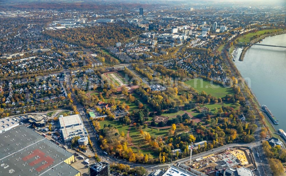 Aerial photograph Düsseldorf - Autumnal discolored vegetation view City view on the river bank of Rhein with dem Nordpark in Duesseldorf in the state North Rhine-Westphalia, Germany