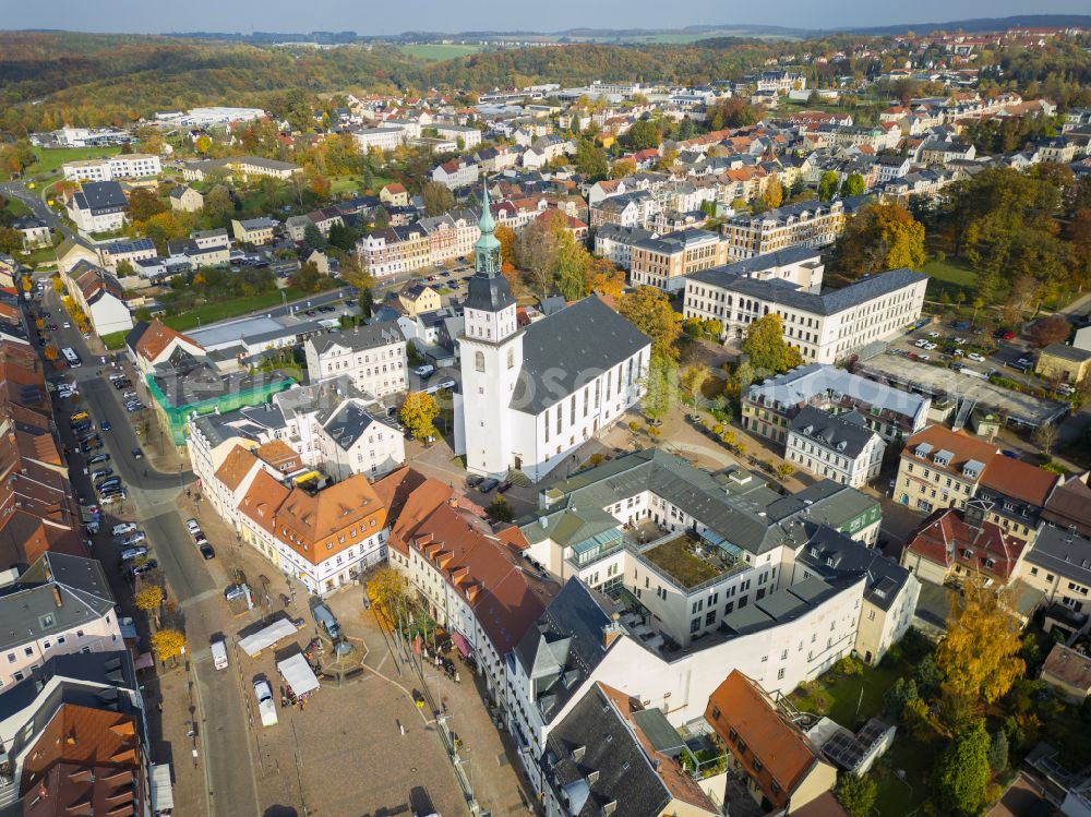 Aerial photograph Frankenberg/Sa. - Autumnal colored vegetation view of the St. Aegidien Church, city center in the inner city area in Frankenberg/Sa. in the federal state of Saxony, Germany