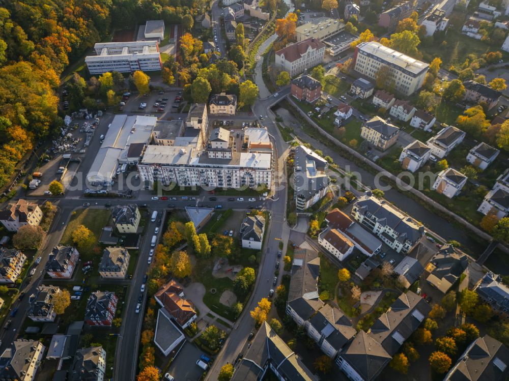 Aerial photograph Freital - Autumnal discolored vegetation view the city center in the downtown area in Freital in the state Saxony, Germany