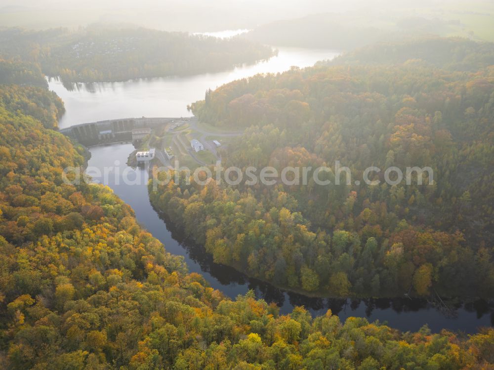 Aerial photograph Kriebstein - Autumnal discolored vegetation view dam wall at the reservoir the hydroelectric power plant on street An der Talsperre in Kriebstein in the state Saxony, Germany