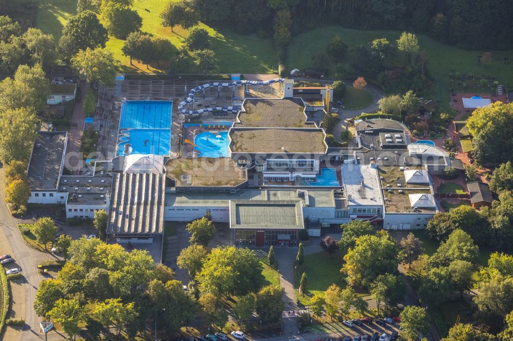 Sodingen from the bird's eye view: Autumnal discolored vegetation view spa and swimming pools at the swimming pool of the leisure facility LAGO Die Therme Am Ruhmbach in Sodingen at Ruhrgebiet in the state North Rhine-Westphalia, Germany