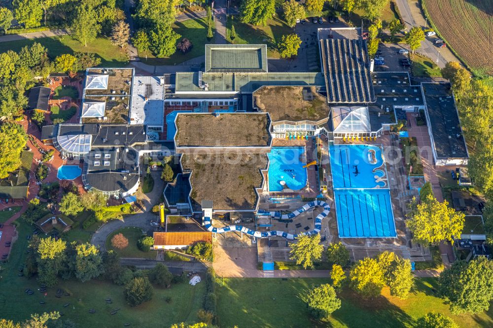 Aerial image Sodingen - Autumnal discolored vegetation view spa and swimming pools at the swimming pool of the leisure facility LAGO Die Therme Am Ruhmbach in Sodingen at Ruhrgebiet in the state North Rhine-Westphalia, Germany