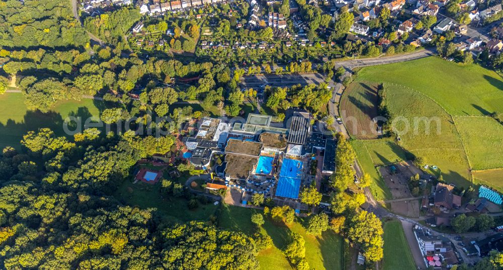 Aerial photograph Sodingen - Autumnal discolored vegetation view spa and swimming pools at the swimming pool of the leisure facility LAGO Die Therme Am Ruhmbach in Sodingen at Ruhrgebiet in the state North Rhine-Westphalia, Germany