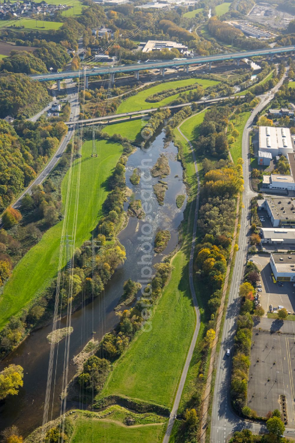 Aerial photograph Hagen - Autumnal discolored vegetation view riparian zones on the course of the river of Lenne in Hagen at Ruhrgebiet in the state North Rhine-Westphalia, Germany