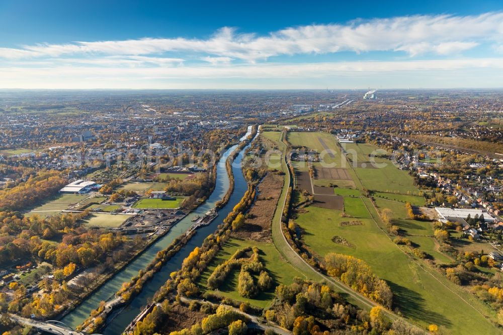 Hamm from the bird's eye view: Autumnal discolored vegetation view Riparian zones on the course of the river of Lippe and of Datteln-Hamm-Kanal in Hamm in the state North Rhine-Westphalia, Germany