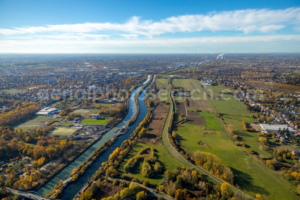 Aerial image Hamm - Autumnal discolored vegetation view Riparian zones on the course of the river of Lippe and of Datteln-Hamm-Kanal in Hamm in the state North Rhine-Westphalia, Germany