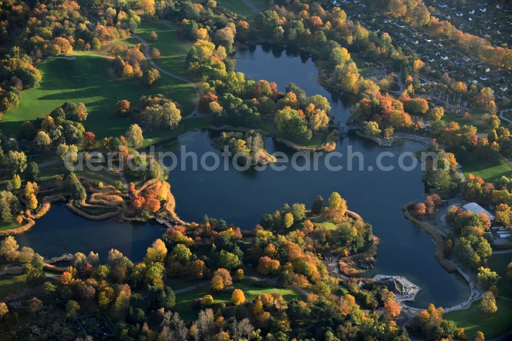 Aerial photograph Berlin - Autumnal discolored vegetation view riparian areas on the lake area of Hauptsee in the recreation park Britz Garden in Berlin, Germany