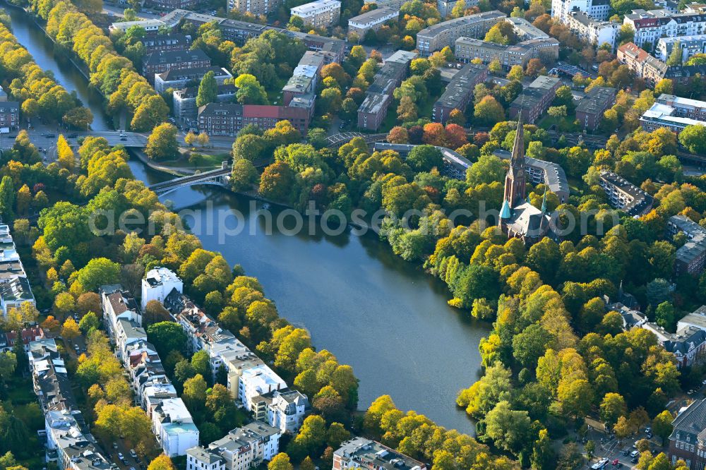 Hamburg from the bird's eye view: Autumnal discolored vegetation view riparian areas on the lake area of Kuhmuehlenteich in the district Uhlenhorst in Hamburg, Germany