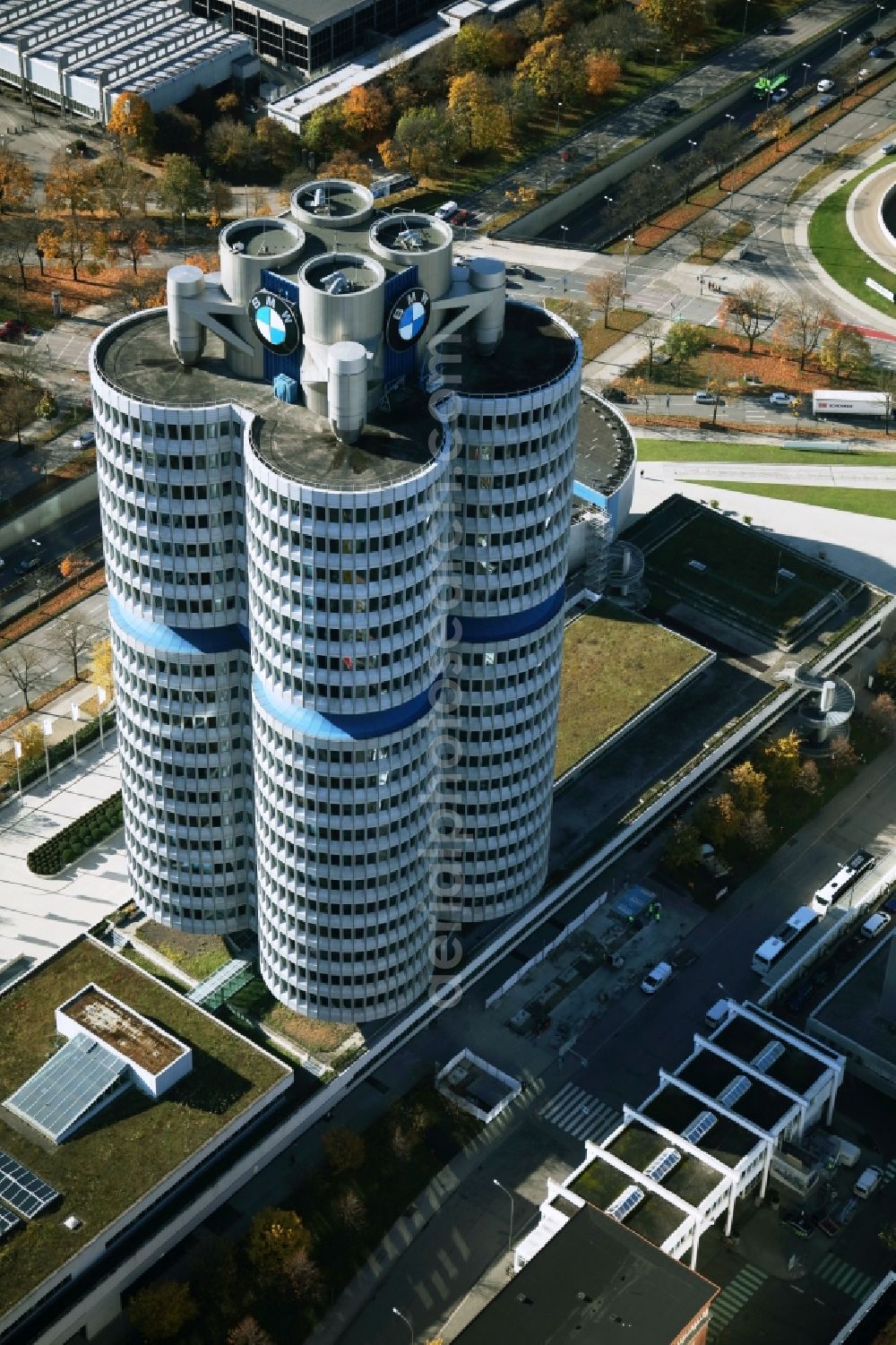 Aerial photograph München - Autumnal discolored vegetation view administration building of the company Vierzylinof of BMW AG in the district Milbertshofen-Am Hart in Munich in the state Bavaria, Germany