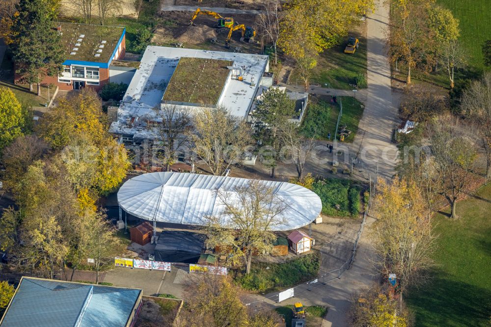 Aerial image Sodingen - Autumnal discolored vegetation view building of the indoor arena Veranstaltungszentrum Gysenberg GmbH on street Am Revierpark in Sodingen at Ruhrgebiet in the state North Rhine-Westphalia, Germany