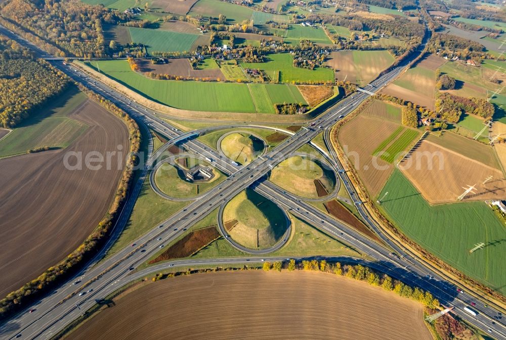 Kamen from above - Autumnal discolored vegetation view Traffic flow at the intersection- motorway A 1 A2 Kamener Kreuz in Kamen in the state North Rhine-Westphalia, Germany