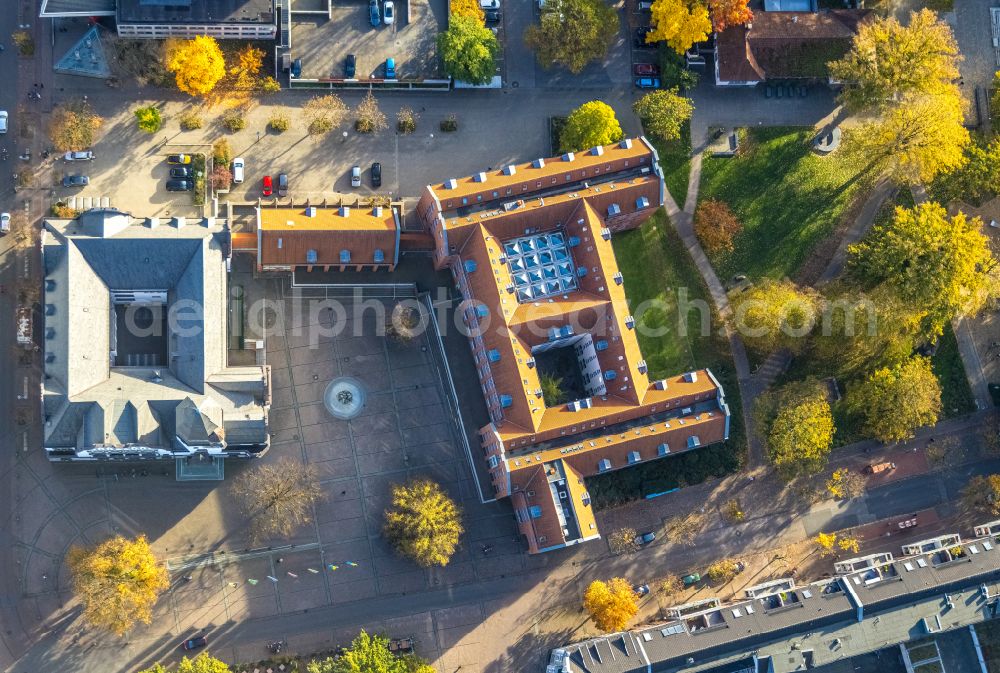 Gladbeck from the bird's eye view: Autumnal discolored vegetation view administrative building of the State Authority of the citizen office on Willy-Brandt-Platz - Bottroper Strasse in Gladbeck at Ruhrgebiet in the state North Rhine-Westphalia, Germany