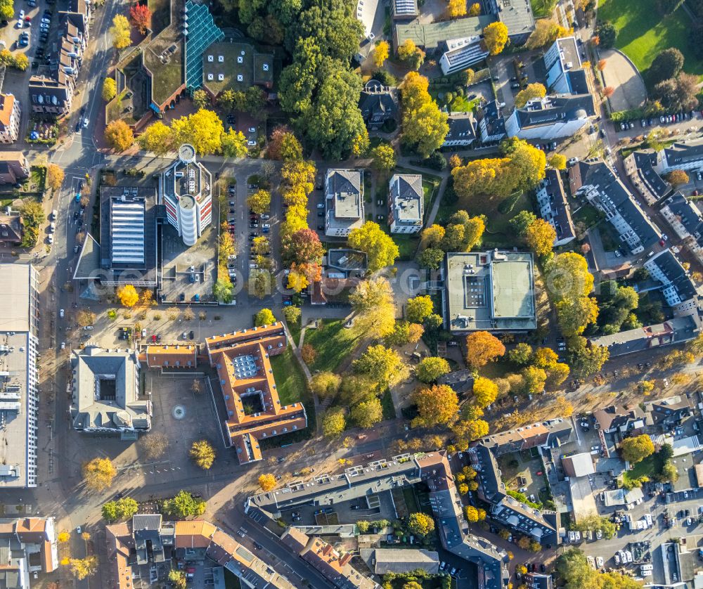 Aerial image Gladbeck - Autumnal discolored vegetation view administrative building of the State Authority of the citizen office on Willy-Brandt-Platz - Bottroper Strasse in Gladbeck at Ruhrgebiet in the state North Rhine-Westphalia, Germany