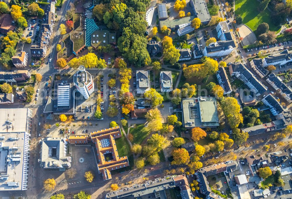 Aerial photograph Gladbeck - Autumnal discolored vegetation view administrative building of the State Authority of the citizen office on Willy-Brandt-Platz - Bottroper Strasse in Gladbeck at Ruhrgebiet in the state North Rhine-Westphalia, Germany