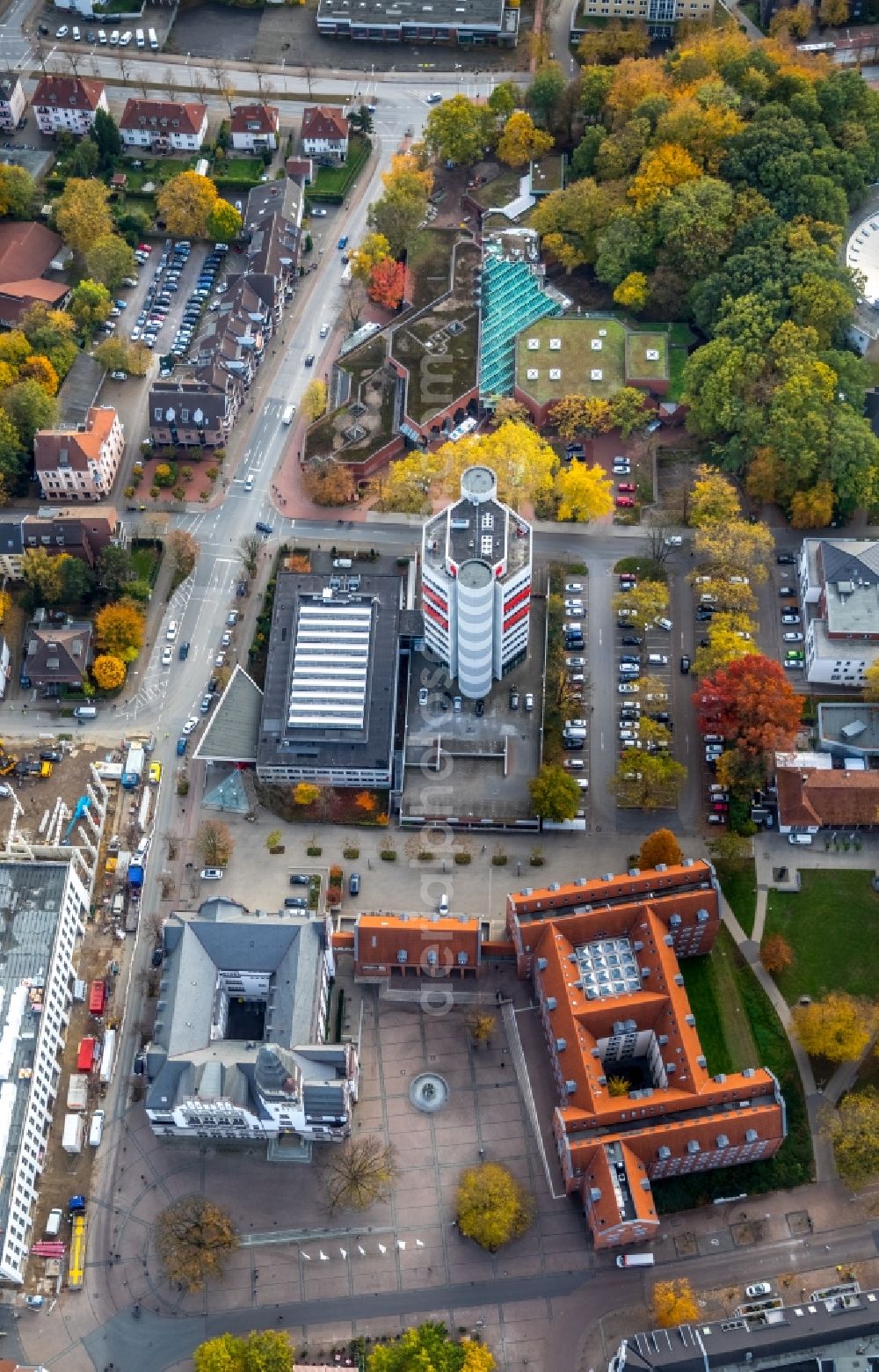 Aerial image Gladbeck - Autumnal discolored vegetation view Banking administration building of the financial services company Stadtsparkasse Gladbeck - Hauptgeschaeftsstelle on Friedrich-Ebert-Strasse in Gladbeck in the state North Rhine-Westphalia, Germany