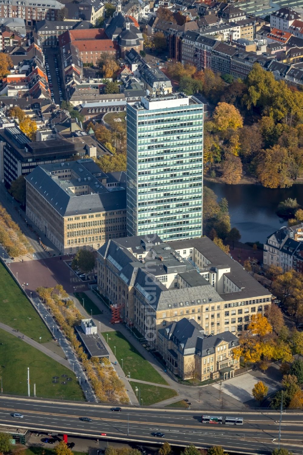 Düsseldorf from above - Autumnal discolored vegetation view Administrative building of the State Authority Staatskanzlei of Lanof Nordrhein-Westfalen on Horionplatz in Duesseldorf in the state North Rhine-Westphalia, Germany