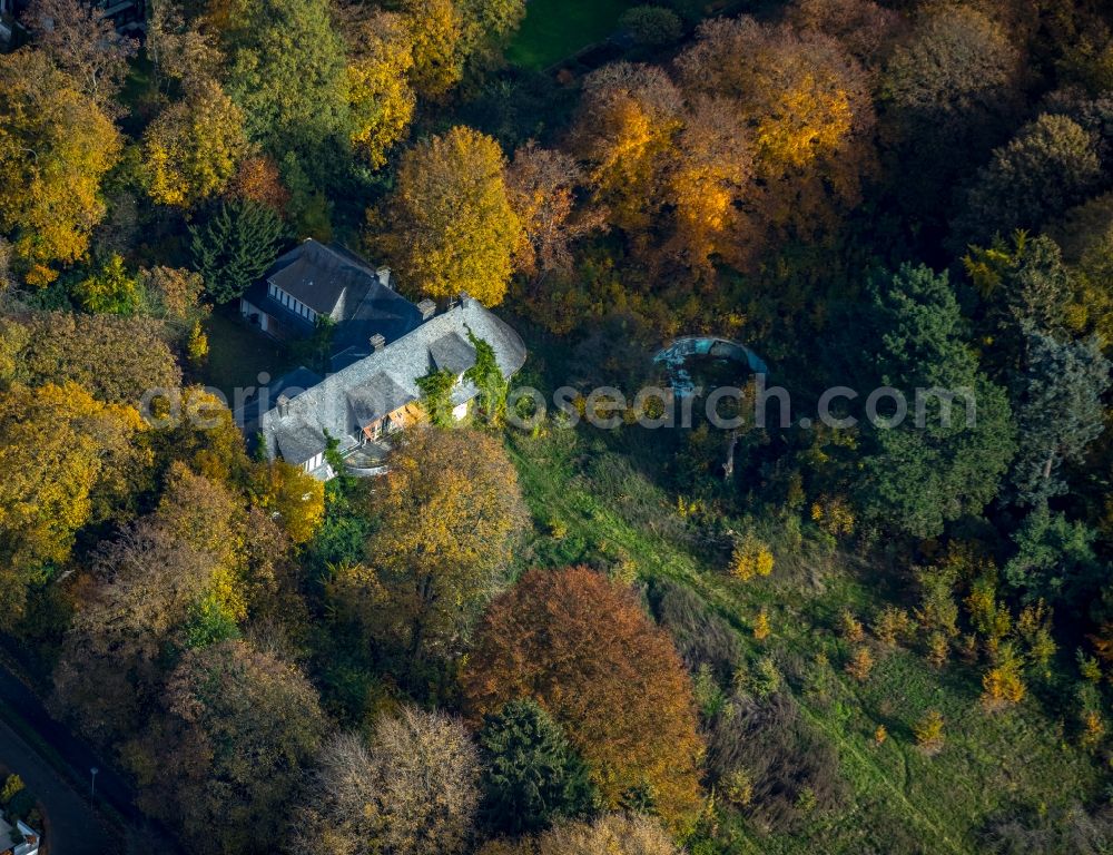 Düsseldorf from the bird's eye view: Autumnal discolored vegetation view Residential villa of single-family settlement Villa Sohl in Park Gartenkamp in Duesseldorf in the state North Rhine-Westphalia, Germany