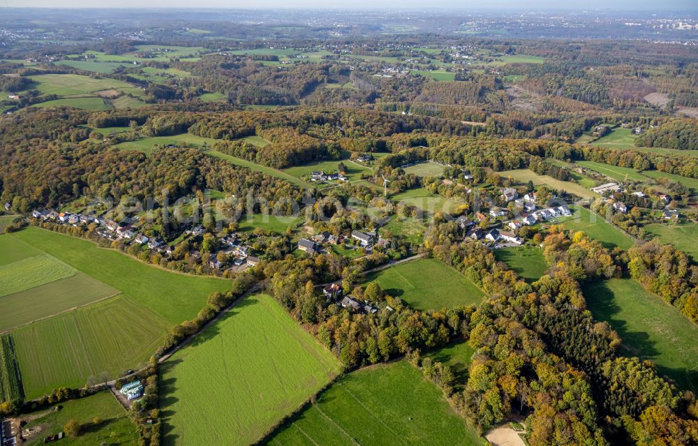 Aerial photograph Im Böllberg - Autumnal discolored vegetation view surrounded by forest and forest areas center of the streets and houses and residential areas in Im Boellberg at Ruhrgebiet in the state North Rhine-Westphalia, Germany