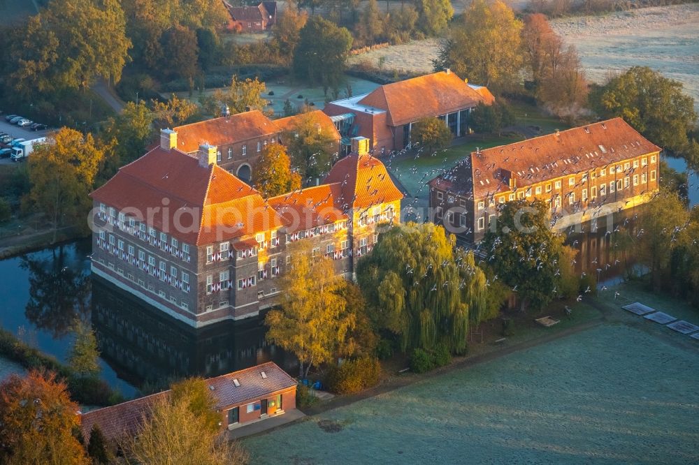 Hamm from above - Autumnal discolored vegetation view building and castle park systems of water castle Oberwerries in Hamm in the state North Rhine-Westphalia, Germany