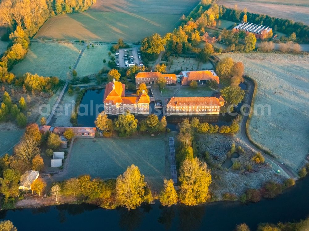 Hamm from the bird's eye view: Autumnal discolored vegetation view building and castle park systems of water castle Oberwerries in Hamm in the state North Rhine-Westphalia, Germany