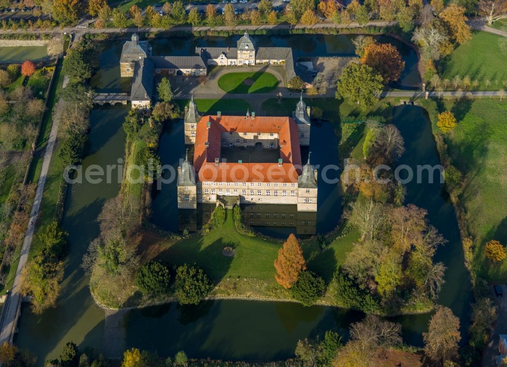 Ascheberg from above - Autumnal discolored vegetation view building and castle park systems of water castle Westerwinkel in Ascheberg in the state North Rhine-Westphalia, Germany