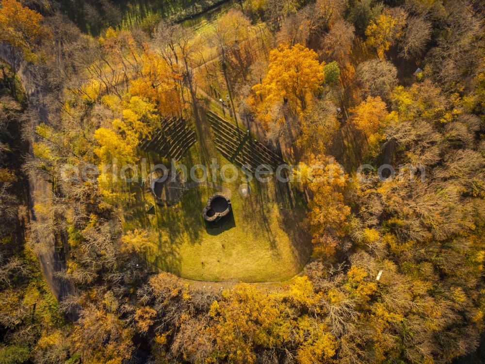 Aerial image Groitzsch - Autumnal discolored vegetation view the Wiprechtsburg Groitzsch in the town of the same name is an outstanding archaeological monument with the oldest known stone buildings in Saxony in Groitzsch in the federal state of Saxony, Germany