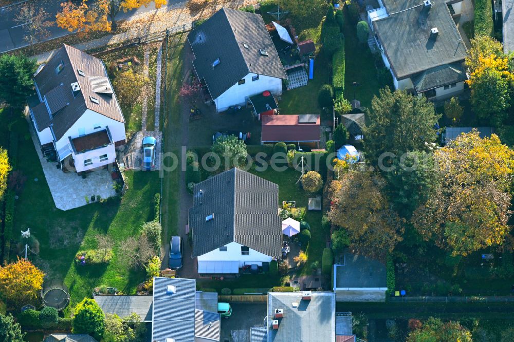 Berlin from the bird's eye view: Autumnal discolored vegetation view single-family residential area of settlement on Bausdorfstrasse in the district Kaulsdorf in Berlin, Germany