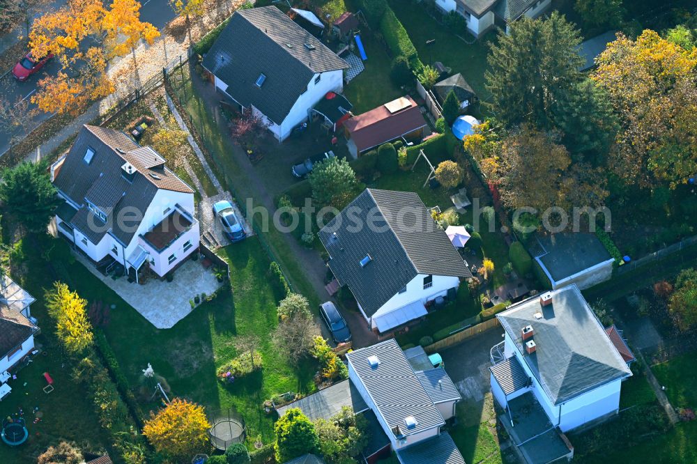 Aerial image Berlin - Autumnal discolored vegetation view single-family residential area of settlement on Bausdorfstrasse in the district Kaulsdorf in Berlin, Germany