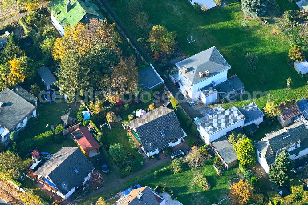 Berlin from above - Autumnal discolored vegetation view single-family residential area of settlement on Bausdorfstrasse in the district Kaulsdorf in Berlin, Germany