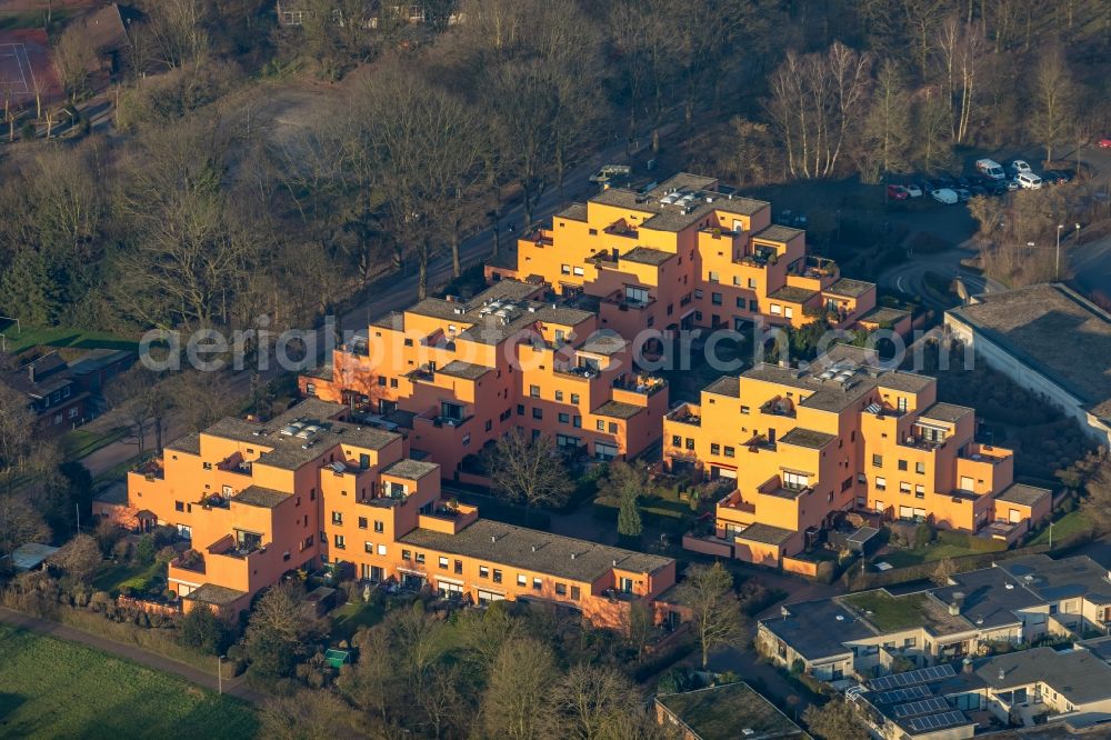 Aerial photograph Dorsten - Autumnal discolored vegetation view Residential area of the multi-family house settlement on Napoleonsweg - Surick in Dorsten in the state North Rhine-Westphalia, Germany