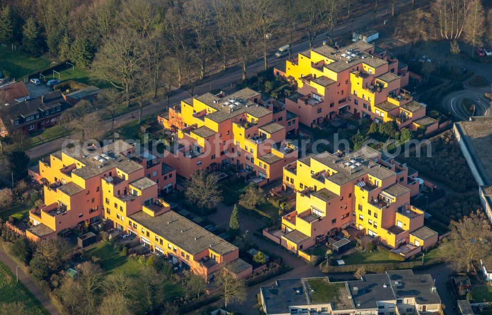 Dorsten from above - Autumnal discolored vegetation view Residential area of the multi-family house settlement on Napoleonsweg - Surick in Dorsten in the state North Rhine-Westphalia, Germany