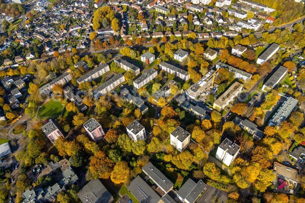 Aerial image Bochum - Autumnal discolored vegetation view residential area of the multi-family house settlement on Haendelstrasse in the district Harpen in Bochum in the state North Rhine-Westphalia, Germany