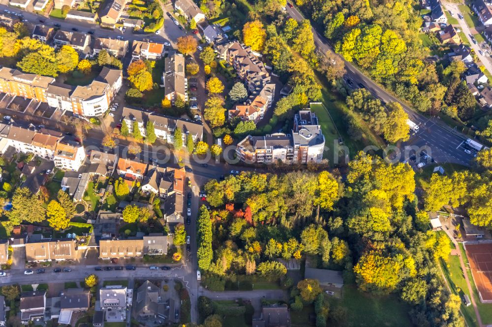 Aerial photograph Gladbeck - Autumnal discolored vegetation view residential area of the multi-family house settlement on Schuetzenstrasse in Gladbeck at Ruhrgebiet in the state North Rhine-Westphalia, Germany