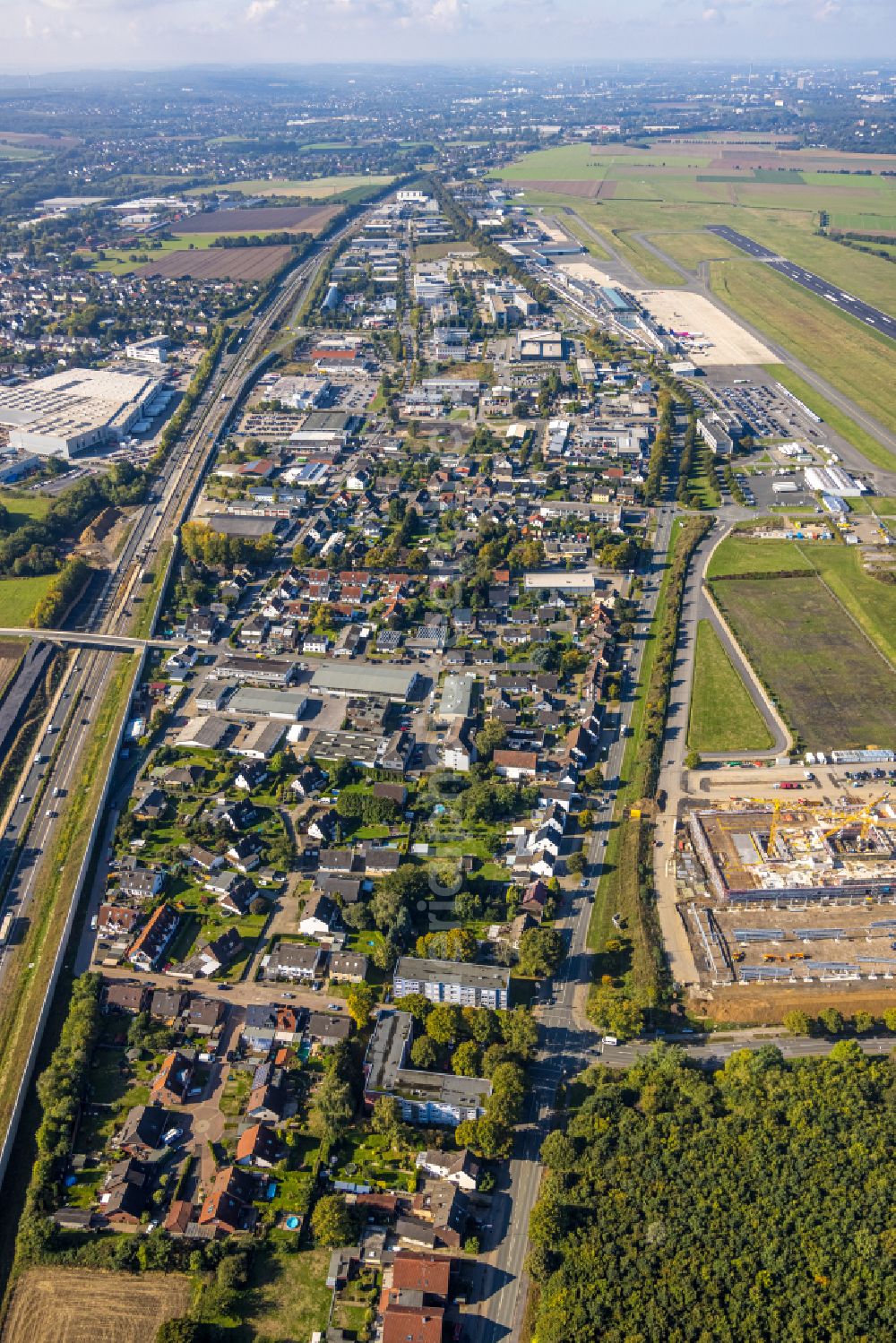 Aerial photograph Holzwickede - Autumnal discolored vegetation view residential area of the multi-family house settlement between Bundesstrasse B1 and Chaussee in Holzwickede at Ruhrgebiet in the state North Rhine-Westphalia, Germany