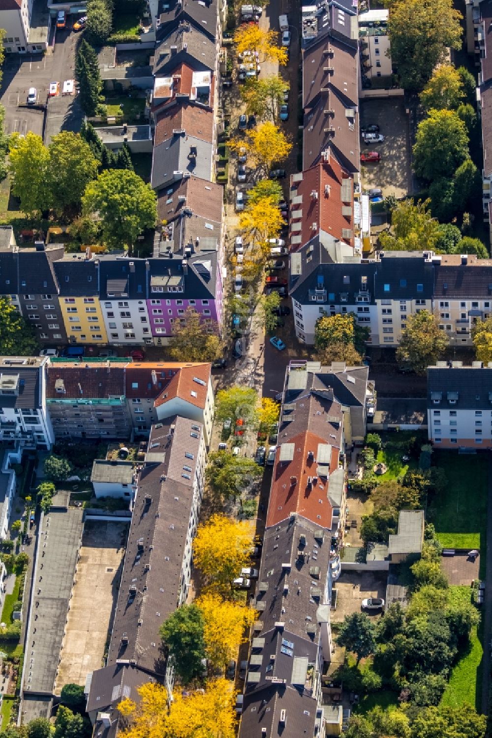 Aerial image Dortmund - Autumnal discolored vegetation view residential area a row house settlement Beurhausstrasse - Huettemannstrasse in Dortmund in the state North Rhine-Westphalia, Germany