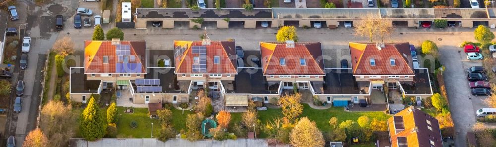 Aerial photograph Witten - Autumnal discolored vegetation view residential area a row house settlement in the district Herbede in Witten in the state North Rhine-Westphalia, Germany