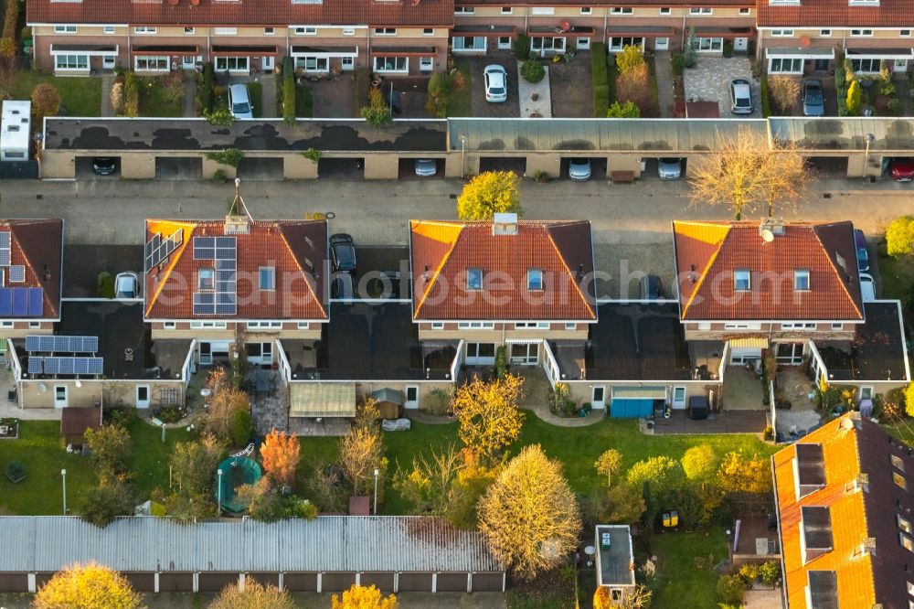 Witten from above - Autumnal discolored vegetation view residential area a row house settlement in the district Herbede in Witten in the state North Rhine-Westphalia, Germany