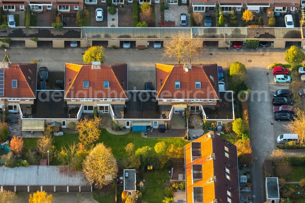 Witten from the bird's eye view: Autumnal discolored vegetation view residential area a row house settlement in the district Herbede in Witten in the state North Rhine-Westphalia, Germany