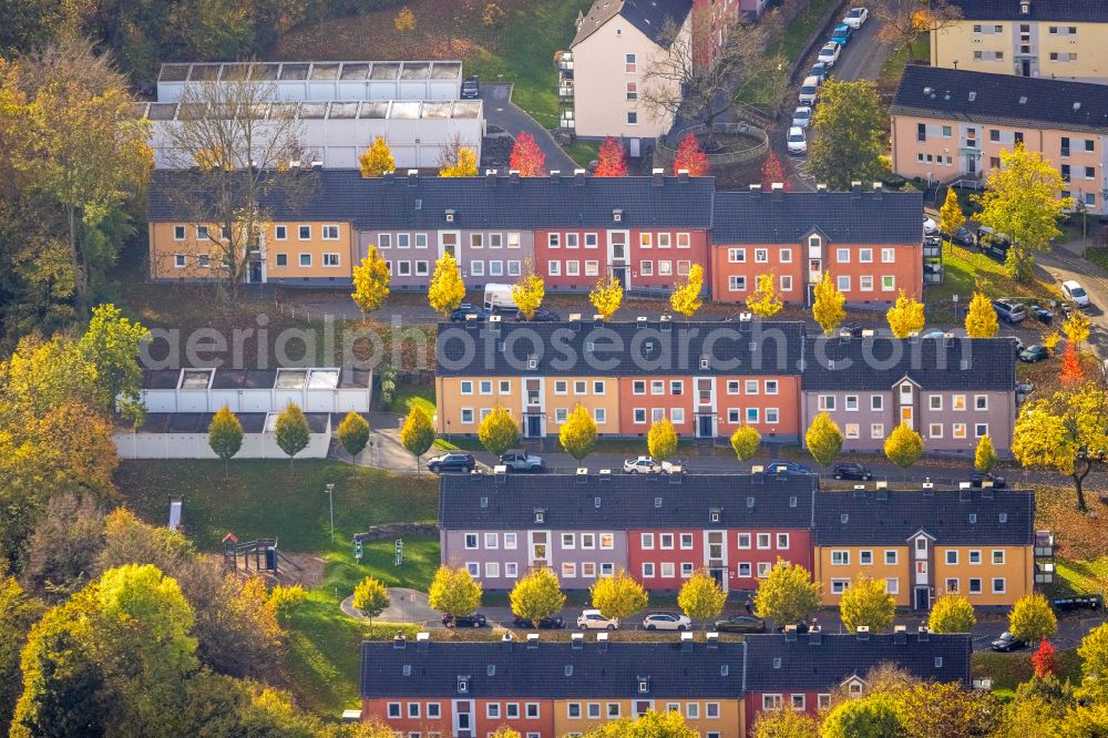 Wetter (Ruhr) from the bird's eye view: Autumnal discolored vegetation view residential area a row house settlement on the Breslauer Strasse in Wetter (Ruhr) at Ruhrgebiet in the state North Rhine-Westphalia, Germany