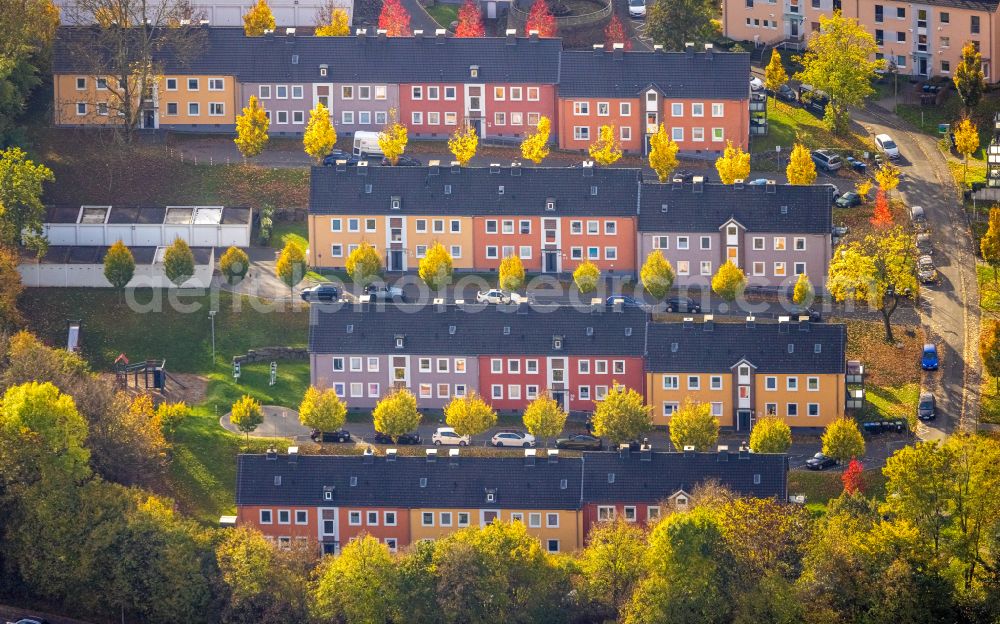 Aerial image Wetter (Ruhr) - Autumnal discolored vegetation view residential area a row house settlement on the Breslauer Strasse in Wetter (Ruhr) at Ruhrgebiet in the state North Rhine-Westphalia, Germany