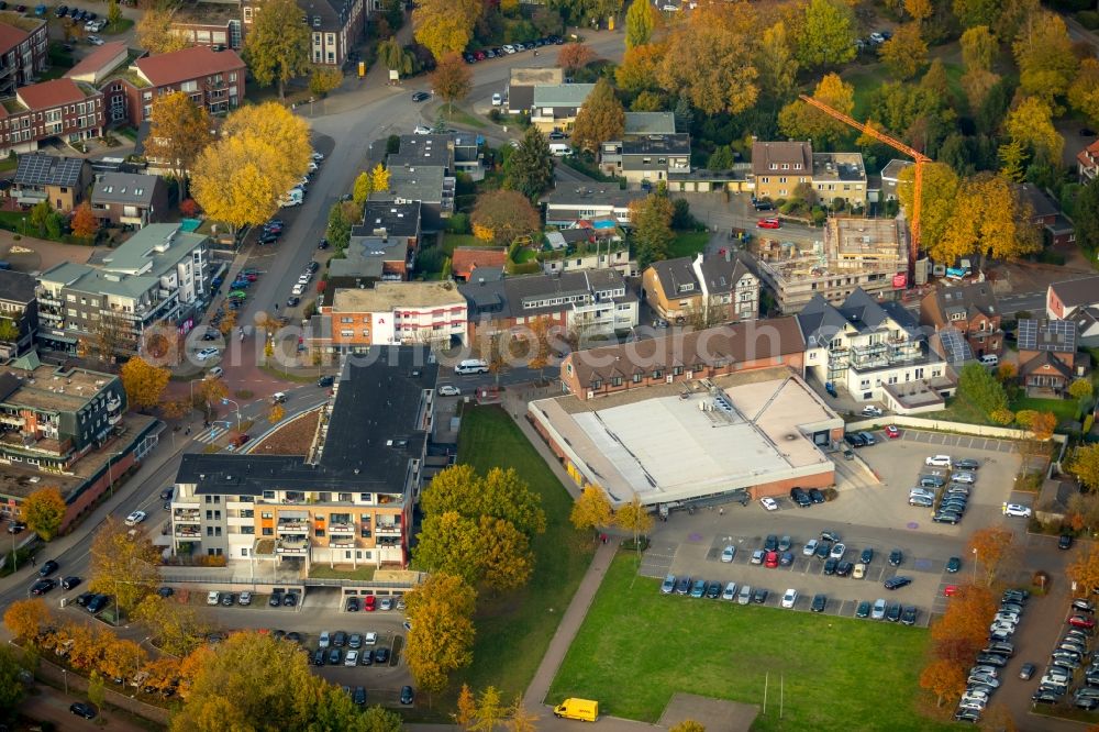 Aerial image Bottrop - Autumnal discolored vegetation view Settlement along the Hauptstrasse with dem Supermarkt ALDI SUeD in the district Kirchhellen in Bottrop in the state North Rhine-Westphalia, Germany