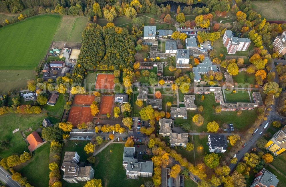 Aerial photograph Gladbeck - Autumnal discolored vegetation view Settlement with dem Tennisclub Rentfort-Gladbeck in Gladbeck in the state North Rhine-Westphalia, Germany