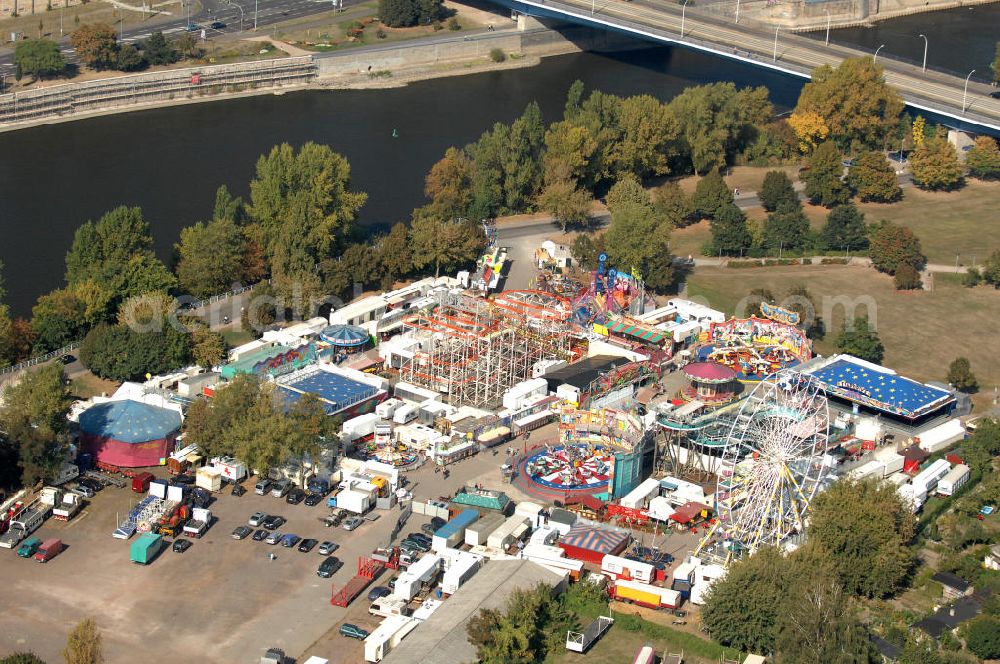 Magdeburg from above - Blick auf den Messeplatz Max Wille (Kleiner Stadtmarsch) mit der alljährlich stattfindenden Herbstmesse. Die Kirmes / der Rummel fand vom 26. September bis 25. Oktober mit über 10 Attraktionen / Fahrgeschäft der einzelnen Schausteller statt.