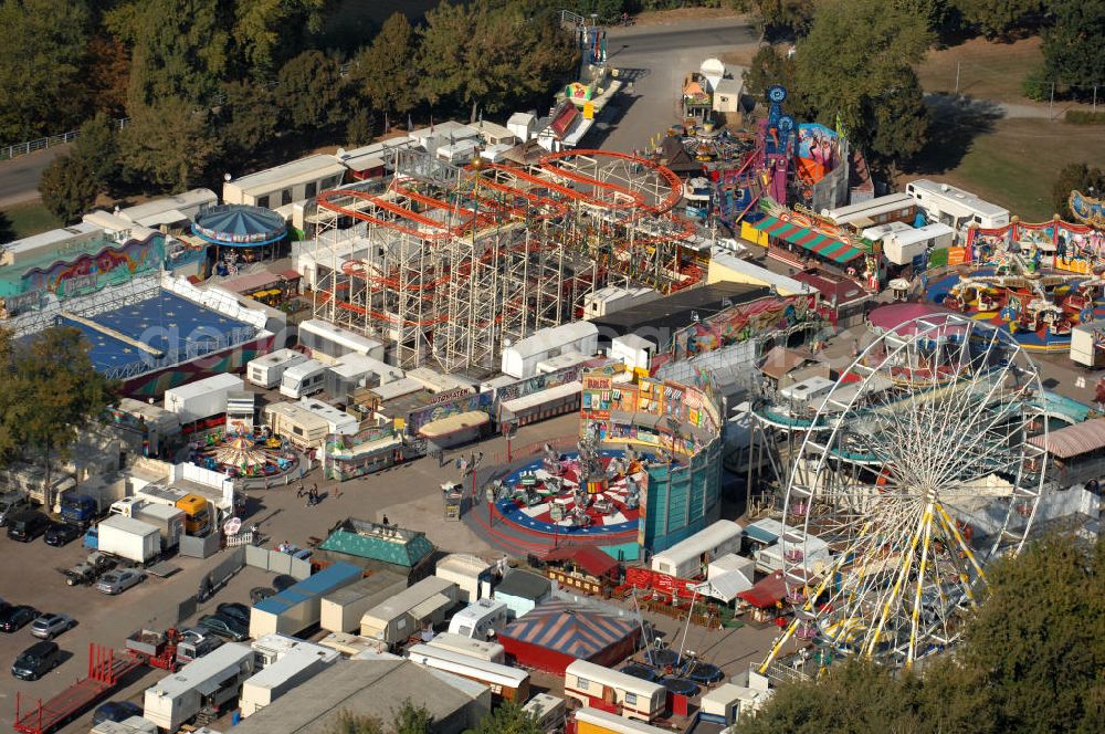 Magdeburg from the bird's eye view: Blick auf den Messeplatz Max Wille (Kleiner Stadtmarsch) mit der alljährlich stattfindenden Herbstmesse. Die Kirmes / der Rummel fand vom 26. September bis 25. Oktober mit über 10 Attraktionen / Fahrgeschäft der einzelnen Schausteller statt.